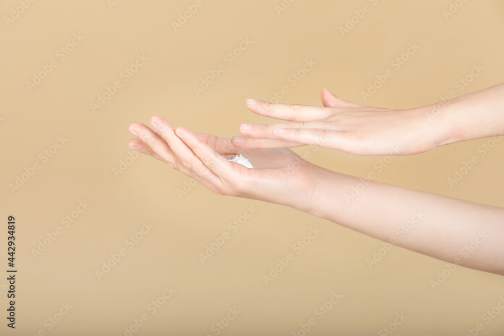Naklejka premium scene of woman applying lotion on her hands