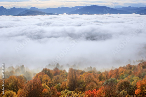 Облака в горных долинах Кавказа