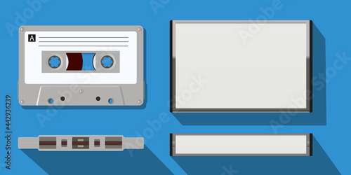Concept vintage montrant, sous plusieurs faces, une cassette audio pour magnétophone avec son boitier vierge.