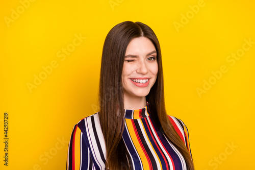 Foto Photo portrait pretty girl winking blinking smiling isolated vivid yellow color