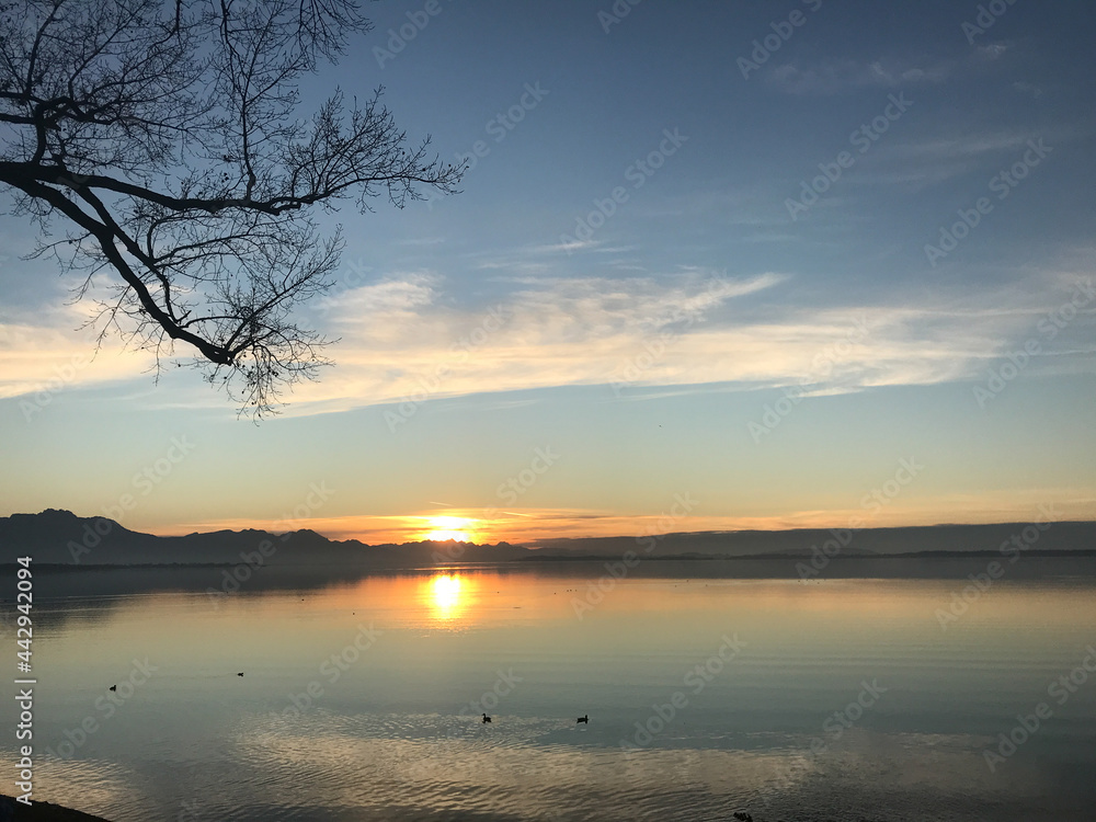 Romantischer Sonnenuntergang am Chiemsee. Romantischer Sonnenuntergang am Chiemsee.