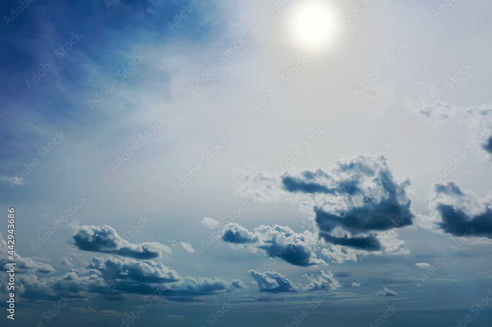 Obraz premium white clouds on blue sky background, abstract seasonal wallpaper, sunny day atmosphere