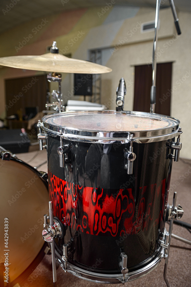 Obraz premium The drum kit is on the stage at the rehearsal base.
