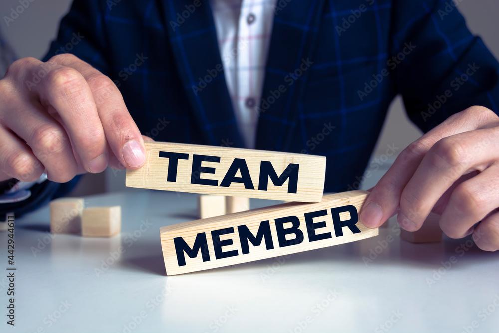 Obraz premium Team member word written on wood block. Team member text on table, concept.