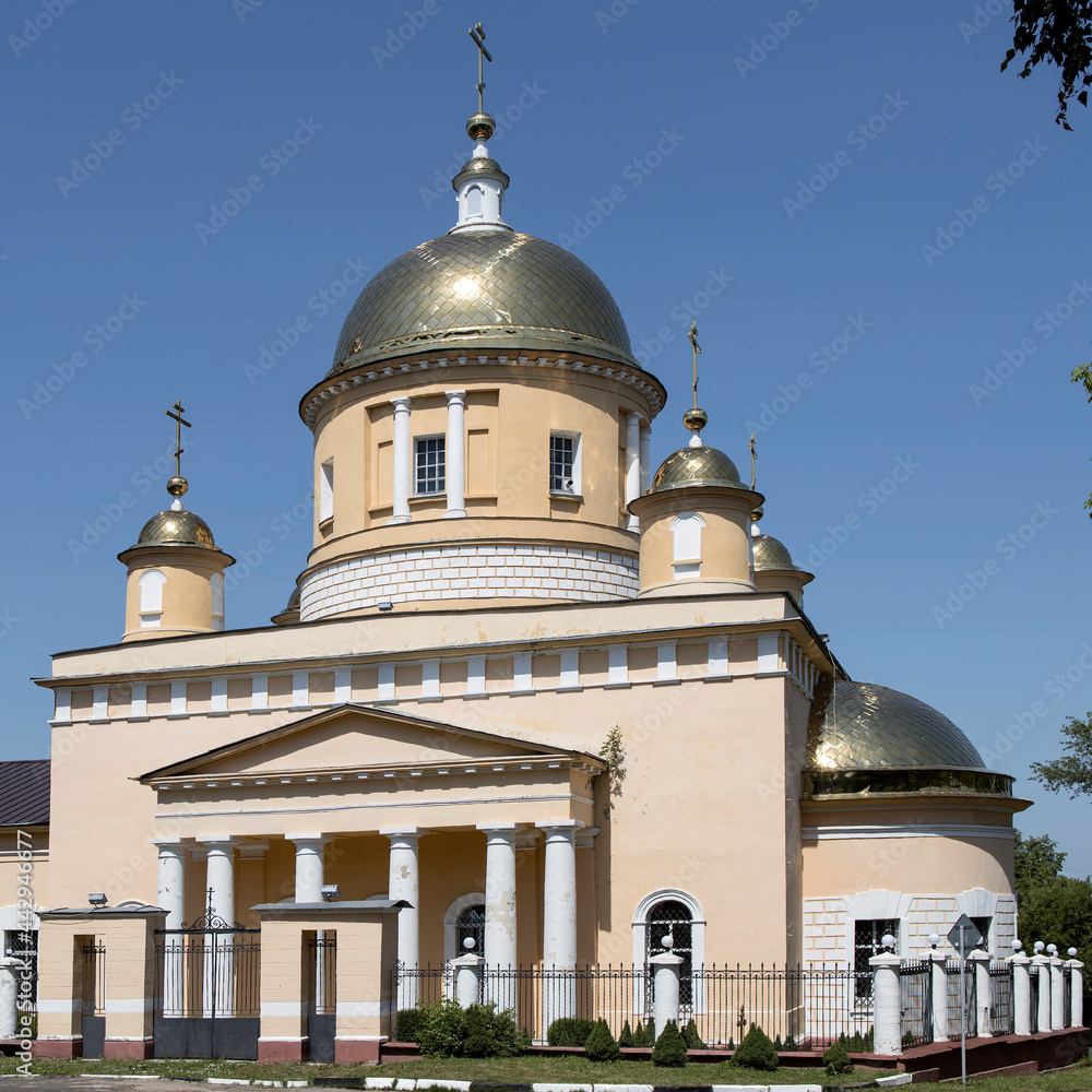 The main city temple of Kashira is the Cathedral of the Assumption of the Blessed Virgin Mary, built from 1829 to 1842 in the Empire style with white stone side porticos.