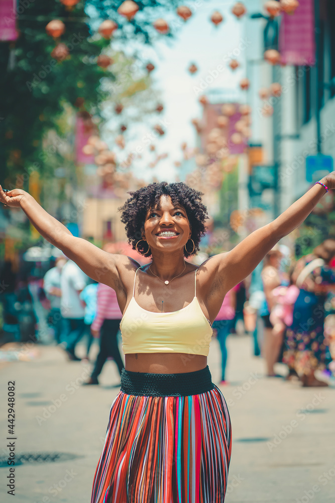 Obraz premium black woman on the street having fun 