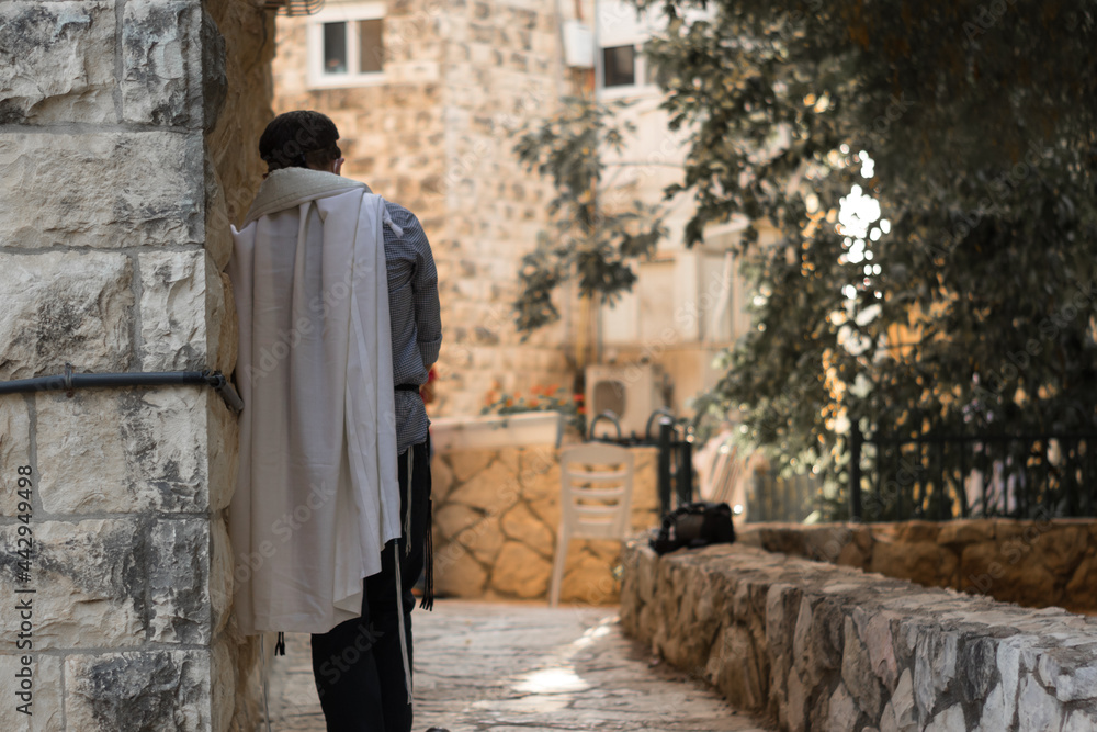 jerusalem, israel. 27-09-2020. man pray in public garden a during the second closure during the Tishrei 202 holidays, new regulations to prevent infection with the corona virus