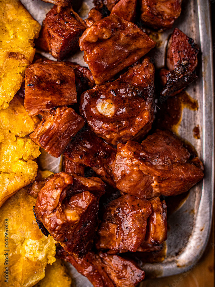 patacones con cerdo en salsa barbecue 