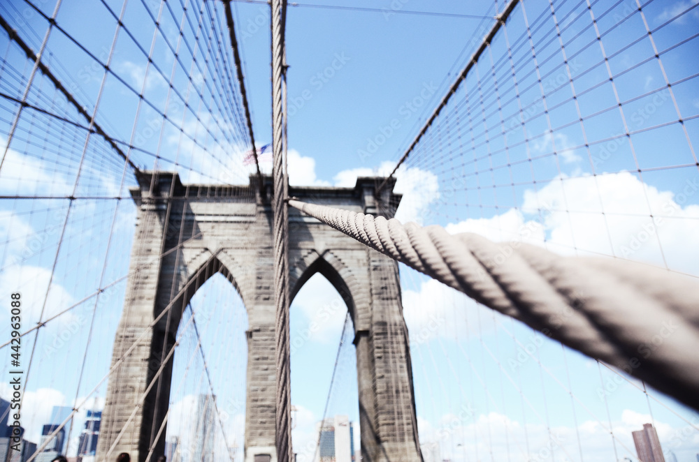 Fototapeta premium USA, NEW YORK: Scenic cityscape view on the Brooklyn Bridge 