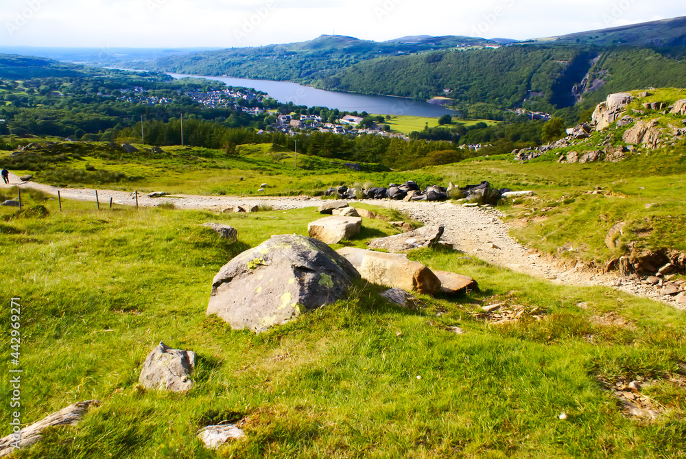 Obraz premium landscape in the summer at snowdonia mountains llyn lldaw lake view
