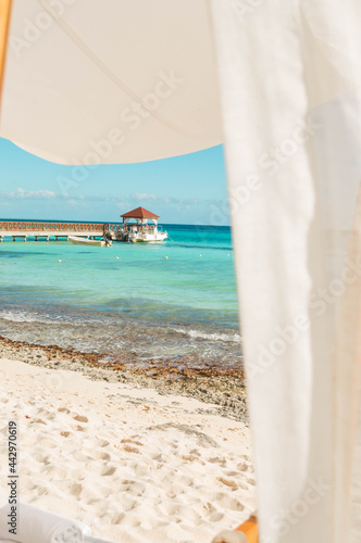 Paraiso Vacacional, mar azul, arena blanca y un bello puente con una romantica villa al fondo  photo