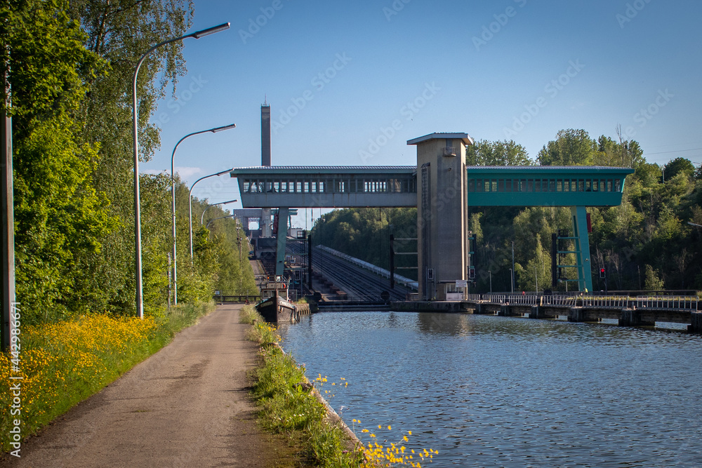 Obraz premium bridge over the river