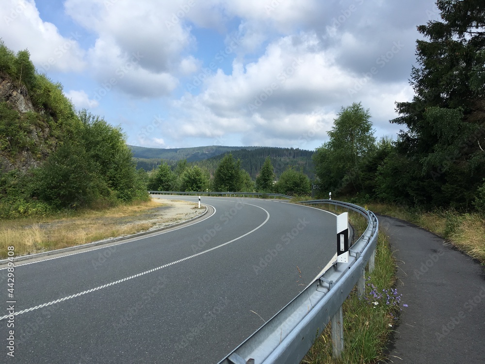 Landstraße im Mittelgebirge (4) Landstraße im Mittelgebirge (4)