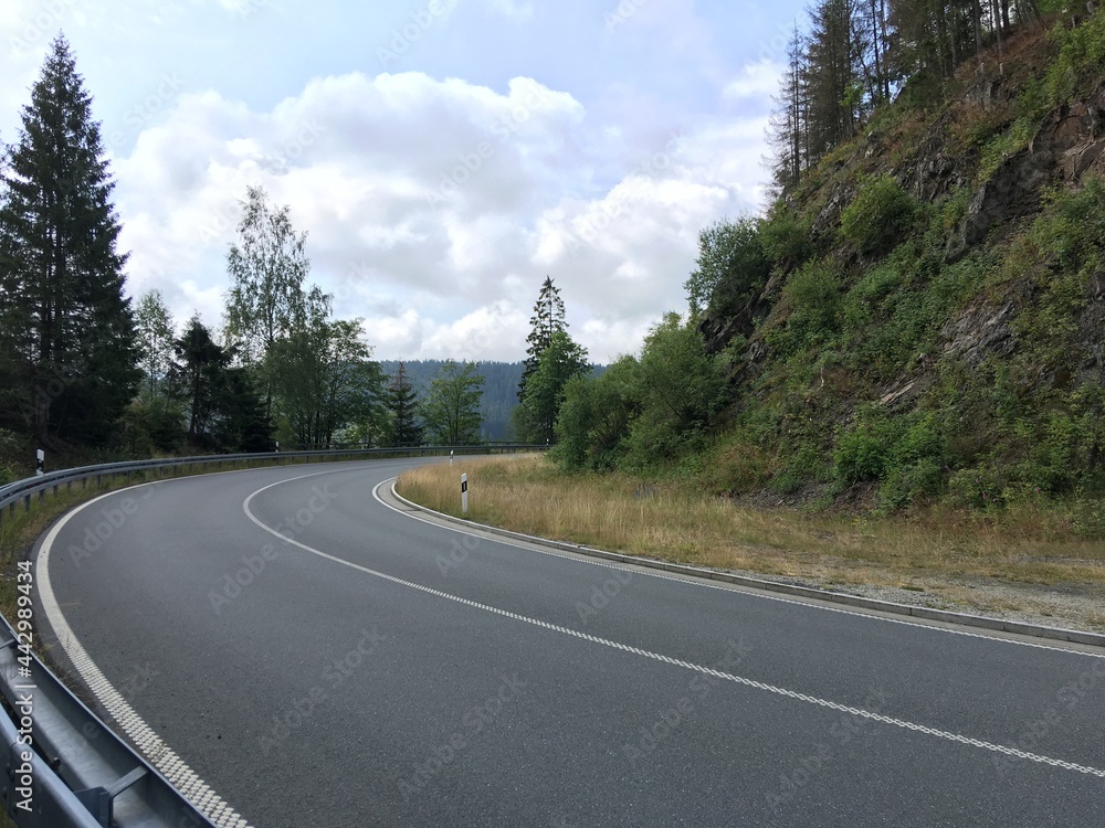 Fototapeta premium Landstraße im Mittelgebirge (3)