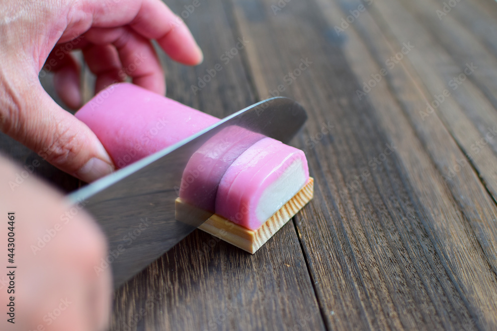 Obraz premium 板蒲鉾を切るところ