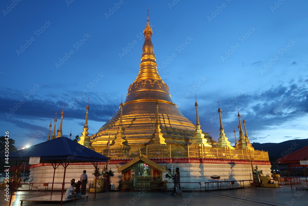 Fototapeta premium shwedagon pagoda in tachileik