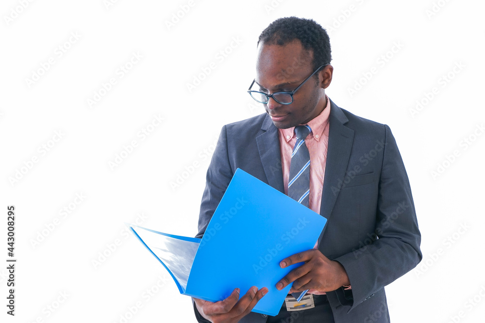 資料を確認するビジネスパーソン