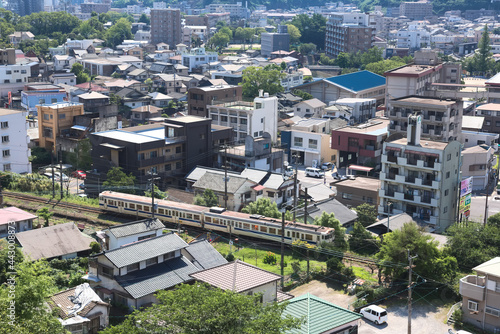 多賀山から見下ろす鹿児島市春日町周辺とローカル線
