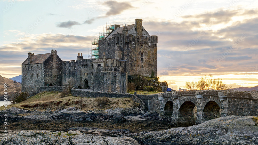 Obraz premium Eilean Donan Castle during sunset at Loch Duich in Scotland.