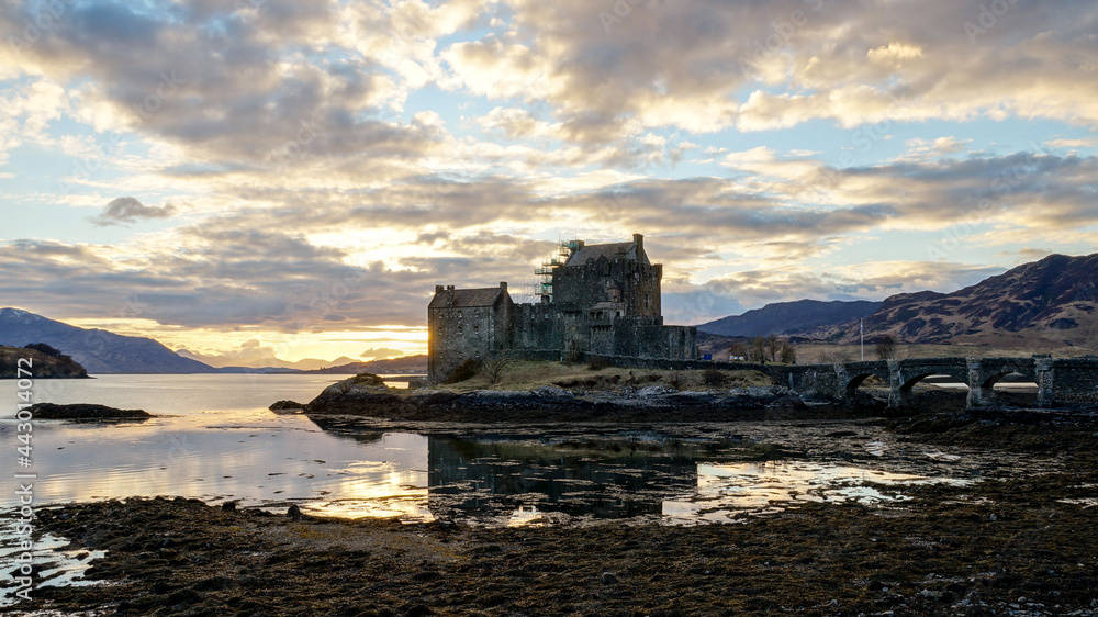 Obraz premium Eilean Donan Castle during sunset at Loch Duich in Scotland.