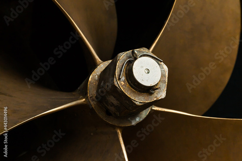 Foto Ship's bronze propeller, close-up. Ship propeller blades.