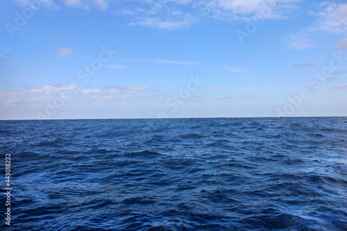 晴れた青空と沖縄の青い穏やかな海
