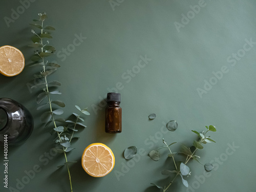 レモンやオレンジ柑橘系とユーカリの葉。リラックス・アロマの香り。