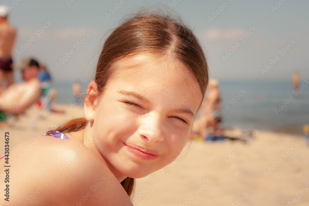 Dziewczynka na plaży  - obrazy, fototapety, plakaty 