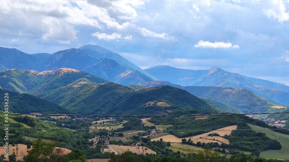 Panorama da Montevecchio piccolo borgo nel Comune di Serra Sant’Abbondio (PU)