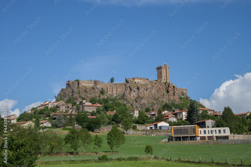 Le château de Polignac bâti sur un piton volcanique et le village au pied de la falaise