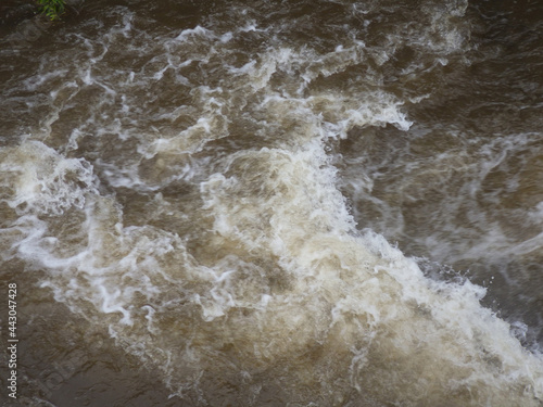 増水した河川の濁流 © RewSite