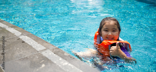 Schilderij op canvas Asian child playing in the pool