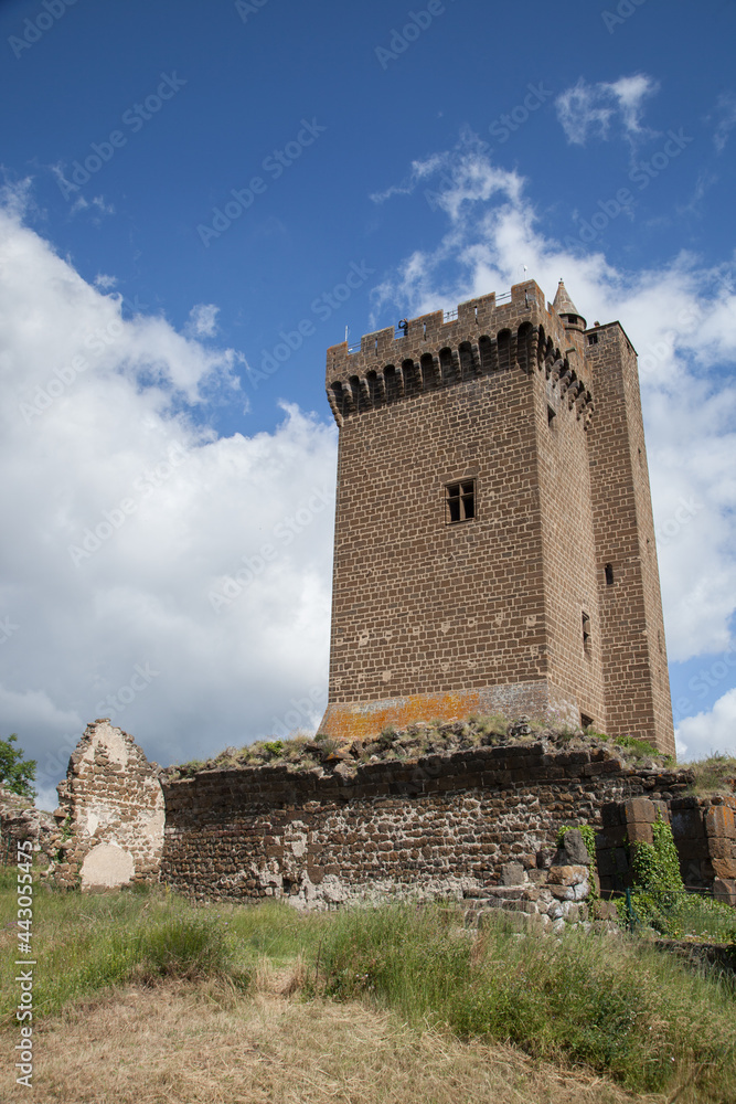 Vue en contre-plongée du donjon médiéval du château de Polignac en Haute-Loire