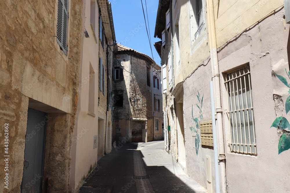Fototapeta premium Vieille rue etroite typique, ville de Bollene, departement du Vaucluse, France