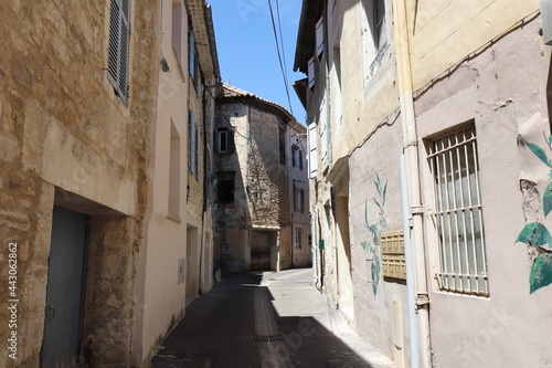 Vieille rue etroite typique, ville de Bollene, departement du Vaucluse, France © ERIC