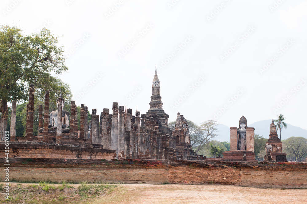 Obraz premium Lutus bud shape on stupa at Wat Mahathat Sukhothai temple, Sukhothai old city. Tourist destination in Thailand