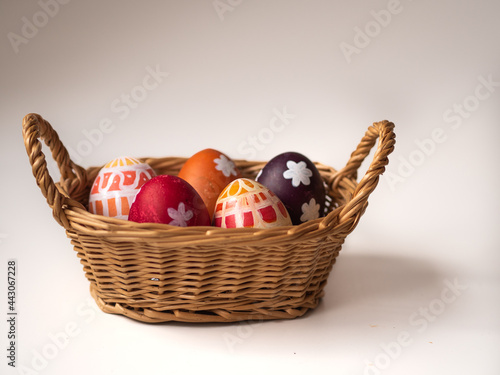 koszyczek z jajkami wielkanocnymi 
