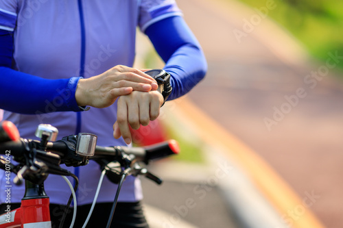 Set the smartwatch while riding bike on sunny day