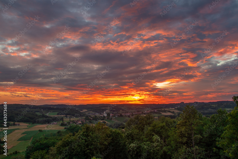 Obraz premium Beautiful sunset over the hills and forest of Croatia