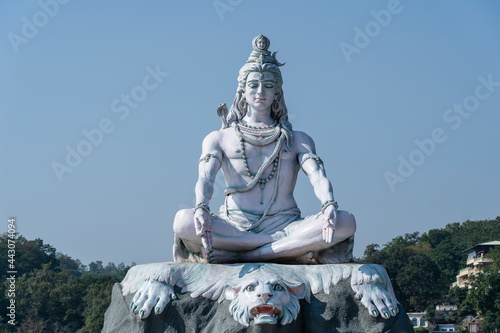 Fotografiet Statue of meditating Hindu god Shiva on the Ganges River at Rishikesh village in