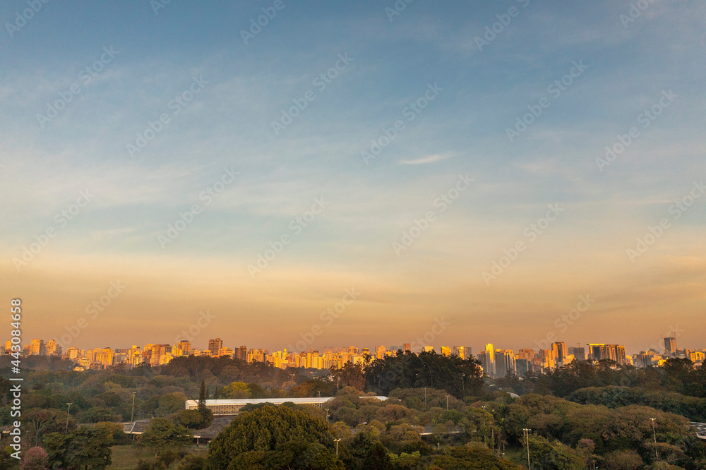 Nascer do sol na cidade de São Paulo, prédios ao fundo