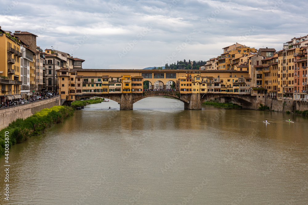 Naklejka premium Ponte Vecchio, old bridge on the river in Florence with dramatic sky