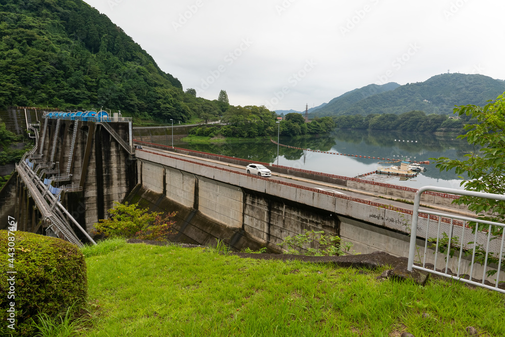 放流中の城山ダム（神奈川県）