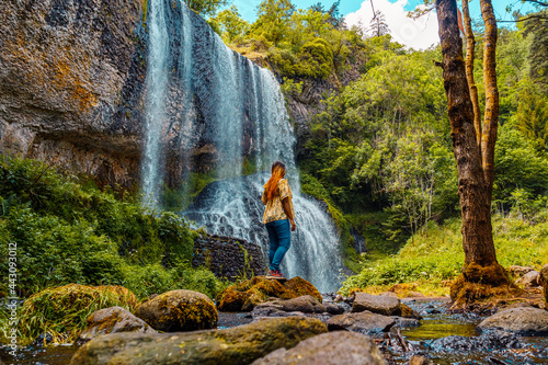 Fotografia Jeune femme devant la cascade