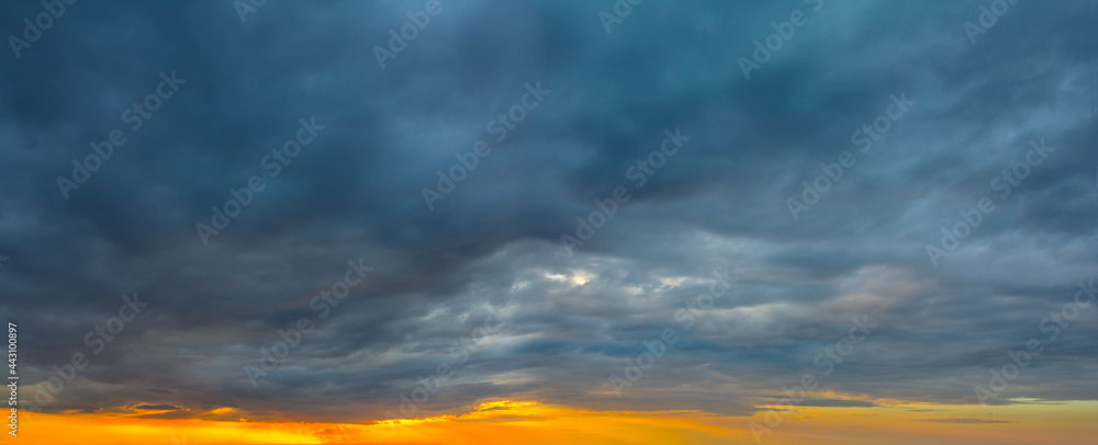 Obraz premium dramatic cloudy sky at the sunset