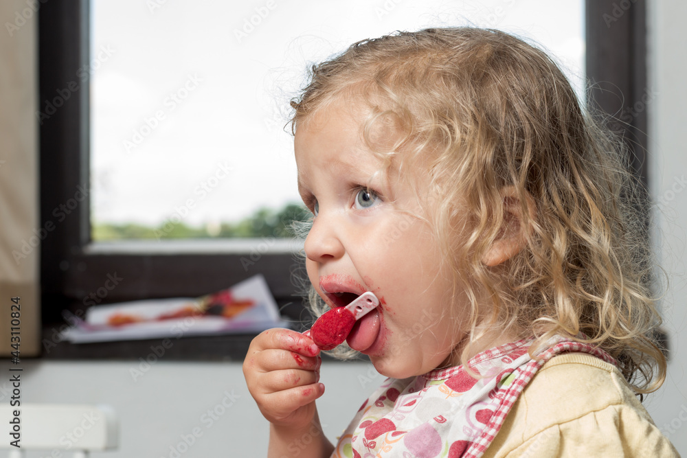petite fillle mange une glace à la framboise petite fillle mange une glace à la framboise
