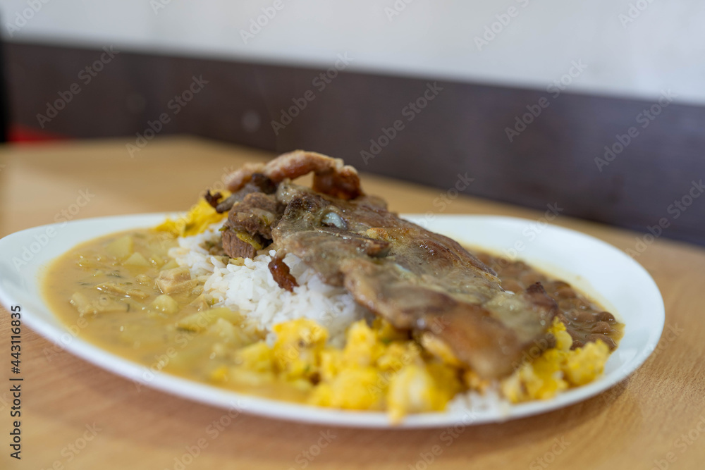 Bandera o Banderita : plato de comida tradicional de la cocina Ecuatoriana incluye, Guata, Menestra, Motepillo, Arroz, tallarin (pasta) con Chuleta de Cerdo Asado, pollo Asado, seco de carne etc Bandera o Banderita : plato de comida tradicional de la cocina Ecuatoriana incluye, Guata, Menestra, Motepillo, Arroz, tallarin (pasta) con Chuleta de Cerdo Asado, pollo Asado, seco de carne etc