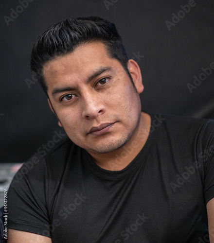 Retrato hombre mestizo, rostro latino ecuatoriano