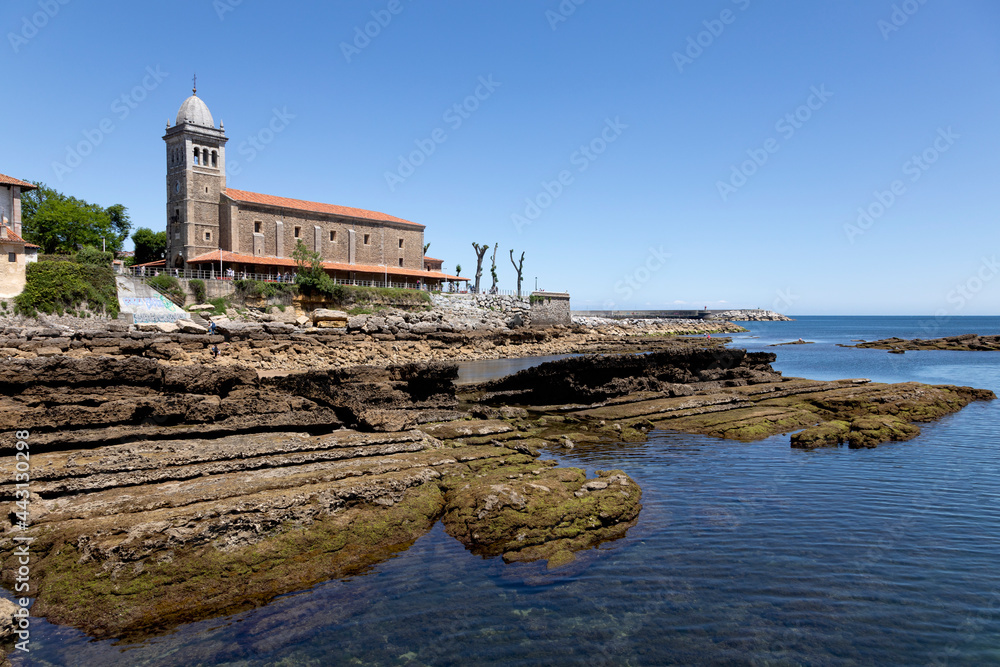 Luanco, pueblo marinero de  Asturias, su iglesia y parte del puerto.
