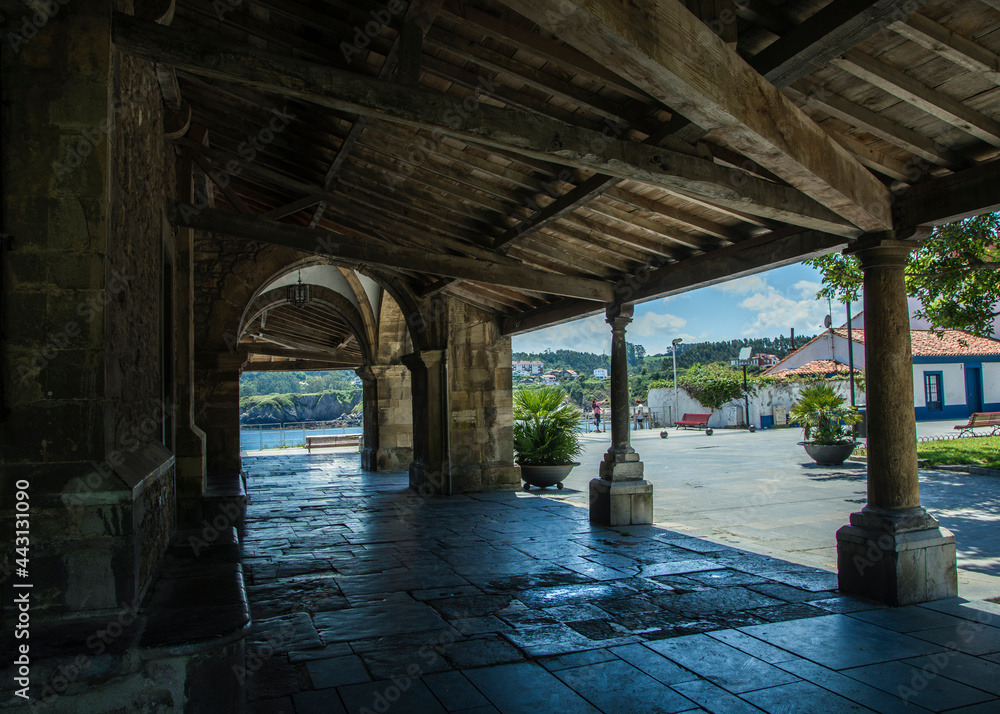 Vista desde los soportales de la famosa iglesia de Luanco, Asturias